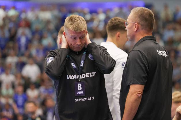 30.08.2026, xtgx, Handball Opel HBL, VfL Gummersbach - SC Magdeburg emspor, v.l. Gudjon Valur Sigurdsson (Gummersbach Trainer) enttaeuscht, schaut enttaeuscht, niedergeschlagen, disappointed Gummersbach