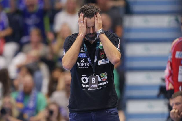 30.08.2026, xtgx, Handball Opel HBL, VfL Gummersbach - SC Magdeburg emspor, v.l. Bennet Wiegert (Magdeburg, Trainer) enttaeuscht, schaut enttaeuscht, niedergeschlagen, disappointed Gummersbach