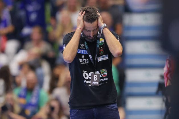 30.08.2026, xtgx, Handball Opel HBL, VfL Gummersbach - SC Magdeburg emspor, v.l. Bennet Wiegert (Magdeburg, Trainer) enttaeuscht, schaut enttaeuscht, niedergeschlagen, disappointed Gummersbach