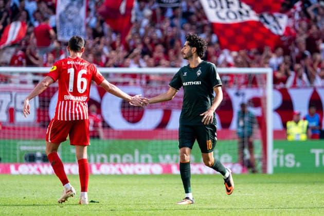 30.08.2026, GER, Fussball, Herren, 1. Bundesliga, Saison 2026 2027, 1. Spieltag, SC Freiburg vs. SV Werder Bremen Eren Dinkci ( Werder Bremen, 18 ) klatscht bei seiner Einwechslung mit Yannick Engelhardt ( SC Freiburg, 16 ) ab, DFB DFL regulations prohibit any use of photographs as image sequences and or quasi-video Freiburg Europapark Stadion Baden-Württemberg Deutschland *** August 30, 2026, GER, Soccer, Men s, Bundesliga 1, 2026–2027 Season, Matchday 1, SC Freiburg vs. SV Werder Bremen: Eren Dinkci (Werder Bremen, 18) high-fives Yannick Engelhardt (SC Freiburg, 16) upon entering the game, DFB and DFL regulations prohibit any use of photographs as image sequences and or quasi-video. Freiburg Europapark Stadium, Baden-Württemberg, Germany Copyright: xNordphoto Memmlerx