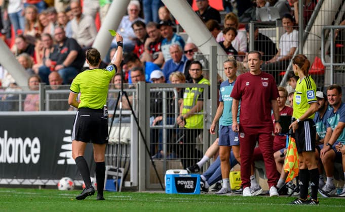 Schiedsrichterin Schiedsrichter Franziska WILDFEUER zeigt Trainer Roberto Pätzold (LEV) die gelbe Karte. Fussball Google Pixel Frauen 1. Bundesliga, 2. Spieltag, Bayer 04 Leverkusen (LEV) - VfL Wolfsburg (WOB), am 30.08.2026 in Leverkusen Deutschland Ulrich-Haberland-Stadion *** Referee Franziska WILDFEUER shows coach Roberto Pätzold (LEV) a yellow card. Soccer, Google Pixel, Women s 1st Bundesliga, Matchday 2, Bayer 04 Leverkusen (LEV) vs. VfL Wolfsburg (WOB), on August 30, 2026, in Leverkusen, Germany, at Ulrich Haberland Stadium