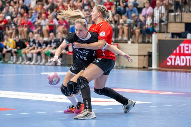 Halle, Deutschland 30.August 2026: Im v. li. im Zweikampf Johanna Farkas (Metzingen) und Ilona Kieffer (Halle) Handball Bundesliga Frauen, Saison 2026 2027 SV Union Halle-Neustadt vs.TuS Metzingen Halle Saale Copyright: xEibner-Pressefotox EP_EER
