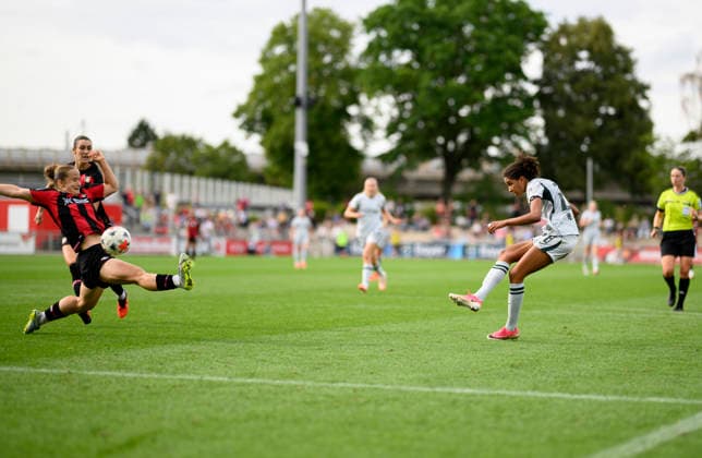 Cora ZICAI r. (WOB) schiesst das Tor zum 1:2, Aktion. Fussball Google Pixel Frauen 1. Bundesliga, 2. Spieltag, Bayer 04 Leverkusen (LEV) - VfL Wolfsburg (WOB), am 30.08.2026 in Leverkusen Deutschland Ulrich-Haberland-Stadion *** Cora ZICAI (WOB) scores the goal to make it 1–2, Soccer Highlights: Google Pixel Women s Bundesliga 1, Matchday 2, Bayer 04 Leverkusen (LEV) vs. VfL Wolfsburg (WOB), on August 30, 2026, in Leverkusen, Germany, at Ulrich Haberland Stadium