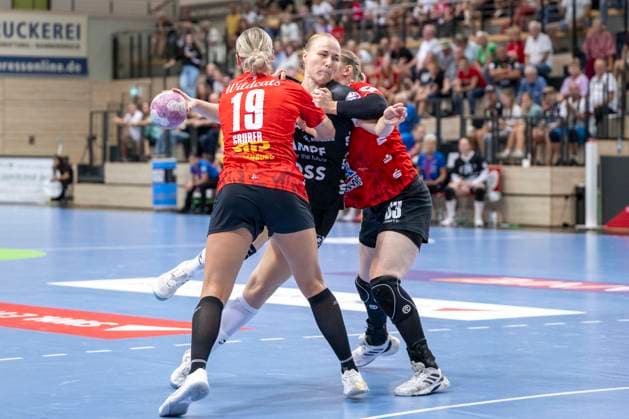 Halle, Deutschland 30.August 2026: Im v. li. im Zweikampf Lea Gruber (Halle), Lotta Roepke (Metzingen) und Nele Wenzel (Halle) Handball Bundesliga Frauen, Saison 2026 2027 SV Union Halle-Neustadt vs.TuS Metzingen Halle Saale Copyright: xEibner-Pressefotox EP_EER