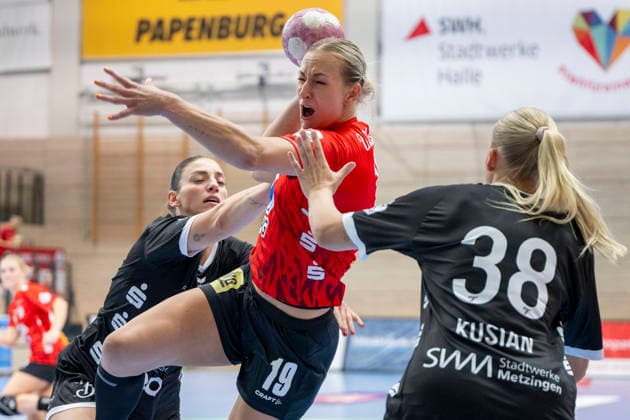 Halle, Deutschland 30.August 2026: Im v. li. im Zweikampf Gabriela Bitolo (Metzingen), Lea Gruber (Halle) und Maraike Kusian (Metzingen) Handball Bundesliga Frauen, Saison 2026 2027 SV Union Halle-Neustadt vs.TuS Metzingen Halle Saale Copyright: xEibner-Pressefotox EP_EER