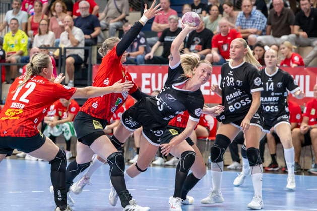 Halle, Deutschland 30.August 2026: Im v.li.Ilona Kieffer (Halle), Nele Wenzel (Halle) und Charlotte Cholevova (Metzingen) Handball Bundesliga Frauen, Saison 2026 2027 SV Union Halle-Neustadt vs.TuS Metzingen Halle Saale Copyright: xEibner-Pressefotox EP_EER