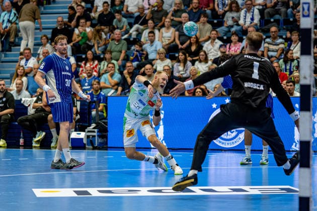 Opel Handball Bundesliga, VfL Gummersbach - SC Magdeburg, 30.08.2026 Tom Kiesler (VfL Gummersbach 30), Matthias Musche (SC Magdeburg 6), Ignacio Biosca (VfL Gummersbach 1), ; Opel Handball Bundesliga, VfL Gummersbach - SC Magdeburg, 30.08.2026 Copyright: xBEAUTIFULxSPORTS Erlhofx