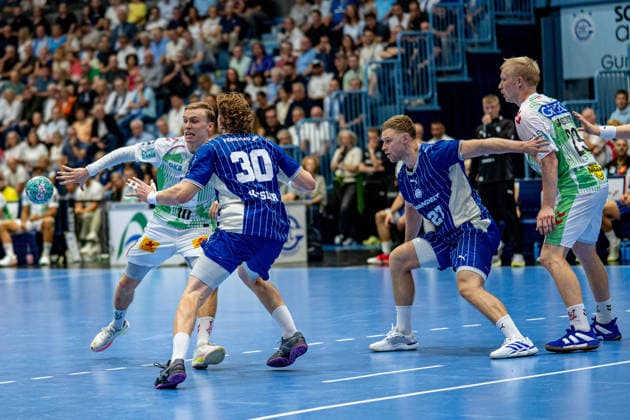 Opel Handball Bundesliga, VfL Gummersbach - SC Magdeburg, 30.08.2026 Gisli Thorgeir Kristjansson (SC Magdeburg 10), Tom Kiesler (VfL Gummersbach 30), Kristjan HorÅ¾en (VfL Gummersbach 27), Magnus Saugstrup (SC Magdeburg 23), ; Opel Handball Bundesliga, VfL Gummersbach - SC Magdeburg, 30.08.2026 Copyright: xBEAUTIFULxSPORTS Erlhofx
