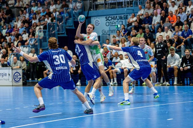 Opel Handball Bundesliga, VfL Gummersbach - SC Magdeburg, 30.08.2026 Tom Kiesler (VfL Gummersbach 30), Kristjan HorÅ¾en (VfL Gummersbach 27), Felix Claar (SC Magdeburg 7), Ellidi Vidarsson (VfL Gummersbach 4), ; Opel Handball Bundesliga, VfL Gummersbach - SC Magdeburg, 30.08.2026 Copyright: xBEAUTIFULxSPORTS Erlhofx