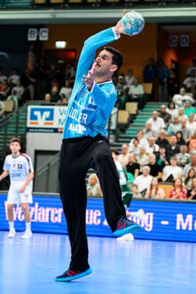 Wetzlar: HBL - 26 27 - HSG Wetzlar - SG BBM Bietigheim Torhueter Martin Tomovski (Bietigheim) hält den Wurf Wetzlar Buderus Arena Deutschland