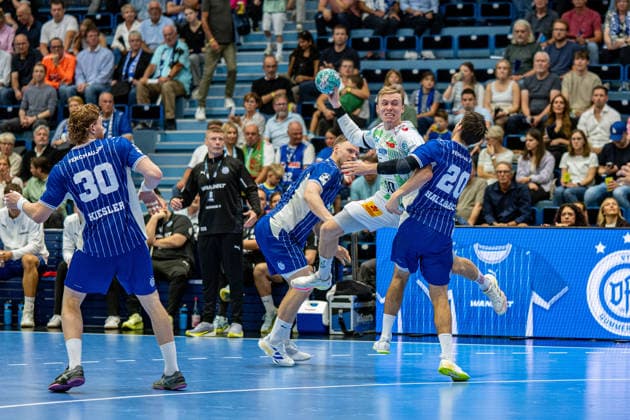 Opel Handball Bundesliga, VfL Gummersbach - SC Magdeburg, 30.08.2026 Tom Kiesler (VfL Gummersbach 30), Gudjon Valur Sigurdsson (Trainer des VfL Gummersbach) Gisli Thorgeir Kristjansson (SC Magdeburg 10), Ludvig Hallbaeck (VfL Gummersbach 20), ; Opel Handball Bundesliga, VfL Gummersbach - SC Magdeburg, 30.08.2026 Copyright: xBEAUTIFULxSPORTS Erlhofx