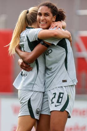 Leverkusen, Deutschland: 30.08.2026 - 1. Frauenbundesliga 2026 2027 - Bayer Leverkusen Frauen vs. VfL Wolfsburg Frauen Im Bild: v.li. die Zweite Torschützin Cora Zicai (Wolfsburg) macht das Tor zum 2:1 für Wolfsburg und jubelt mit Anny Kerim-Lindland (Wolfsburg) *** Leverkusen, Germany, August 30, 2026, Women’s Bundesliga 2026–2027, Bayer Leverkusen Women vs. VfL Wolfsburg Women. Pictured from left: second goal scorer Cora Zicai of Wolfsburg scores the goal to make it 2–1 for Wolfsburg and celebrates with Anny Kerim Lindland, Wolfsburg Copyright: HMBxMedia MadeleinexFantini