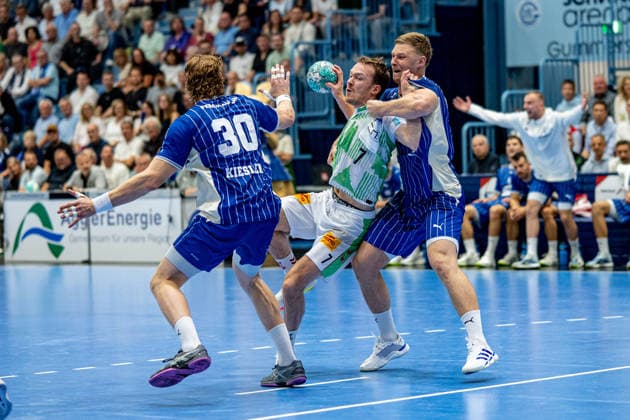 Opel Handball Bundesliga, VfL Gummersbach - SC Magdeburg, 30.08.2026 Tom Kiesler (VfL Gummersbach 30), Felix Claar (SC Magdeburg 7), Kristjan HorÅ¾en (VfL Gummersbach 27), ; Opel Handball Bundesliga, VfL Gummersbach - SC Magdeburg, 30.08.2026 Copyright: xBEAUTIFULxSPORTS Erlhofx