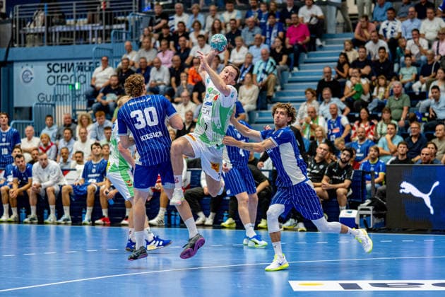 Opel Handball Bundesliga, VfL Gummersbach - SC Magdeburg, 30.08.2026 Tom Kiesler (VfL Gummersbach 30), Felix Claar (SC Magdeburg 7), Mathis Haeseler (VfL Gummersbach 11), ; Opel Handball Bundesliga, VfL Gummersbach - SC Magdeburg, 30.08.2026 Copyright: xBEAUTIFULxSPORTS Erlhofx