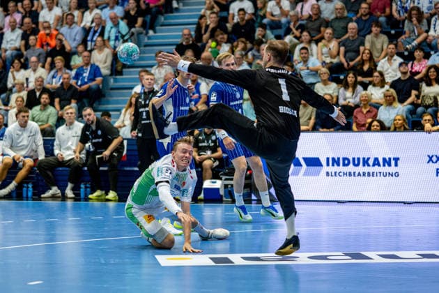 Opel Handball Bundesliga, VfL Gummersbach - SC Magdeburg, 30.08.2026 Gisli Thorgeir Kristjansson (SC Magdeburg 10), Ignacio Biosca (VfL Gummersbach 1), ; Opel Handball Bundesliga, VfL Gummersbach - SC Magdeburg, 30.08.2026 Copyright: xBEAUTIFULxSPORTS Erlhofx