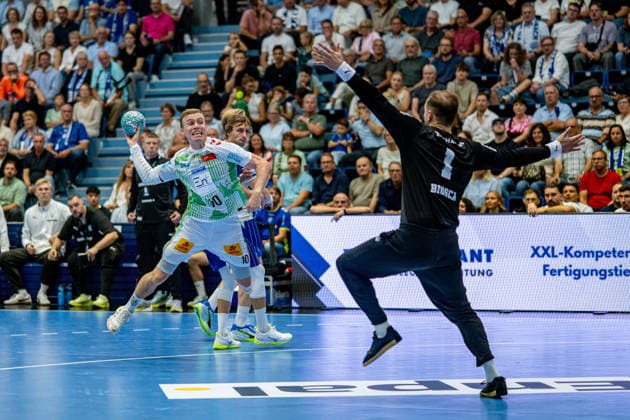 Opel Handball Bundesliga, VfL Gummersbach - SC Magdeburg, 30.08.2026 Gisli Thorgeir Kristjansson (SC Magdeburg 10), Ignacio Biosca (VfL Gummersbach 1), ; Opel Handball Bundesliga, VfL Gummersbach - SC Magdeburg, 30.08.2026 Copyright: xBEAUTIFULxSPORTS Erlhofx