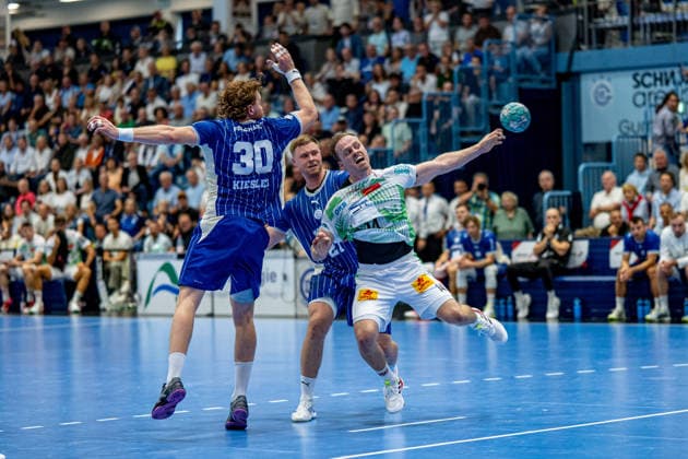 Opel Handball Bundesliga, VfL Gummersbach - SC Magdeburg, 30.08.2026 Tom Kiesler (VfL Gummersbach 30), Kristjan HorÅ¾en (VfL Gummersbach 27), Omar Ingi Magnusson (SC Magdeburg 14), ; Opel Handball Bundesliga, VfL Gummersbach - SC Magdeburg, 30.08.2026 Copyright: xBEAUTIFULxSPORTS Erlhofx