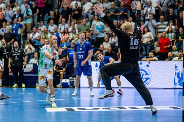 Opel Handball Bundesliga, VfL Gummersbach - SC Magdeburg, 30.08.2026 MiloÅ¡ VujoviÄ‡ (VfL Gummersbach 6), Kristjan HorÅ¾en (VfL Gummersbach 27), Bertram Obling (VfL Gummersbach 16), ; Opel Handball Bundesliga, VfL Gummersbach - SC Magdeburg, 30.08.2026 Copyright: xBEAUTIFULxSPORTS Erlhofx