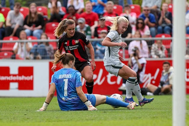 30.08.2026, GER, Fussball, Frauen, Google-Pixel Frauen- Bundesliga , Saison 2026 2027, Bayer 04 Leverkusen - VfL Wolfsburg Paulina Tomasiak (B04), Stina Johannes (WOB) und Thea Bjelde (WOB) im Kampf um den Ball Leverkusen Ulrich-Haberland-Stadion Nordrhein-Westfalen Deutschland *** August 30, 2026, GER, Soccer, Women, Google Pixel Women s Bundesliga, 2026–2027 Season, Bayer 04 Leverkusen vs. VfL Wolfsburg: Paulina Tomasiak (B04), Stina Johannes (WOB), and Thea Bjelde (WOB) battle for the ball at the Ulrich Haberland Stadium in Leverkusen, North Rhine-Westphalia, Germany Copyright: xAdrianxSchlüterx