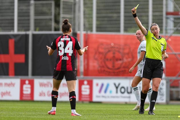 30.08.2026, GER, Fussball, Frauen, Google-Pixel Frauen- Bundesliga , Saison 2026 2027, Bayer 04 Leverkusen - VfL Wolfsburg Lumbardha Misini (B04) erhält die gelbe Karte von Schiedsrichterin Franziska Wildfeuer Leverkusen Ulrich-Haberland-Stadion Nordrhein-Westfalen Deutschland *** August 30, 2026, GER, Soccer, Women s, Google Pixel Women s Bundesliga, 2026–2027 season, Bayer 04 Leverkusen vs. VfL Wolfsburg, Lumbardha Misini (B04) receives a yellow card from referee Franziska Wildfeuer at the Ulrich Haberland Stadium in Leverkusen, North Rhine-Westphalia, Germany Copyright: xAdrianxSchlüterx