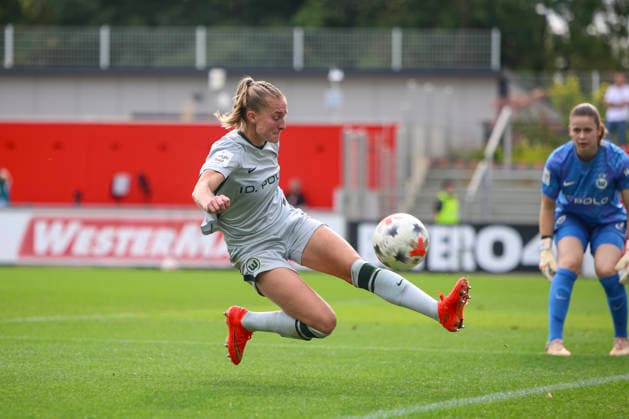 30.08.2026, GER, Fussball, Frauen, Google-Pixel Frauen- Bundesliga , Saison 2026 2027, Bayer 04 Leverkusen - VfL Wolfsburg Janina Minge (WOB) in Aktion am Ball, Einzelaktion Leverkusen Ulrich-Haberland-Stadion Nordrhein-Westfalen Deutschland *** August 30, 2026, Germany, Soccer, Women s, Google Pixel Women s Bundesliga, 2026–2027 Season, Bayer 04 Leverkusen vs. VfL Wolfsburg, Janina Minge (WOB) in action with the ball, solo play, Ulrich Haberland Stadium, North Rhine-Westphalia, Germany Copyright: xAdrianxSchlüterx