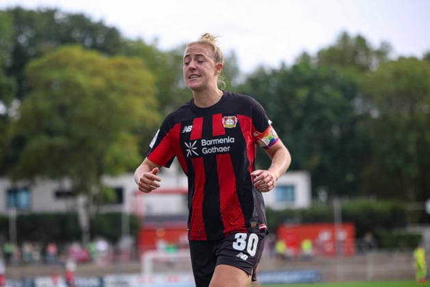 30.08.2026, GER, Fussball, Frauen, Google-Pixel Frauen- Bundesliga , Saison 2026 2027, Bayer 04 Leverkusen - VfL Wolfsburg Carolin Simon (B04) schaut Leverkusen Ulrich-Haberland-Stadion Nordrhein-Westfalen Deutschland *** August 30, 2026, Germany, Soccer, Women s, Google Pixel Women s Bundesliga, 2026–2027 Season, Bayer 04 Leverkusen vs. VfL Wolfsburg, Carolin Simon, B04, watching at the Ulrich Haberland Stadium in North Rhine-Westphalia, Germany Copyright: xAdrianxSchlüterx