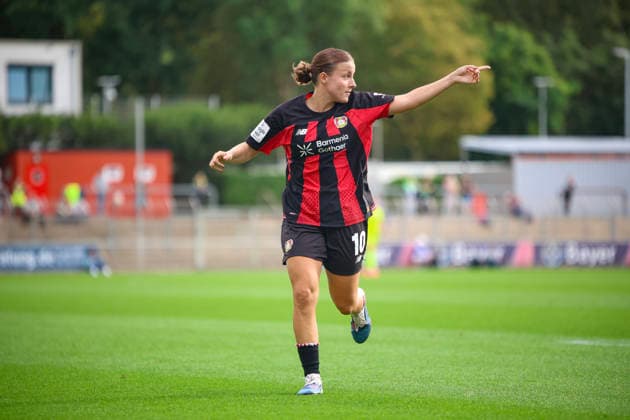 30.08.2026, GER, Fussball, Frauen, Google-Pixel Frauen- Bundesliga , Saison 2026 2027, Bayer 04 Leverkusen - VfL Wolfsburg Estrella Merino (B04) gestikuliert, Gestik Leverkusen Ulrich-Haberland-Stadion Nordrhein-Westfalen Deutschland *** August 30, 2026, Germany, Soccer, Women s, Google Pixel Women s Bundesliga, 2026–2027 Season, Bayer 04 Leverkusen vs. VfL Wolfsburg, Estrella Merino B04 gestures, Gestures at the Ulrich Haberland Stadium in North Rhine-Westphalia, Germany Copyright: xAdrianxSchlüterx
