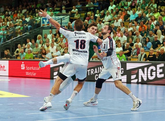 30.08.2026, xovx, Handball Opel Handball-Bundesliga, HSG Wetzlar - SG BBM Bietigheim v.l. Fabian Wiederstein (SG BBM Bietigheim), Paul Kompenhans (HSG Wetzlar), Dominik Claus (SG BBM Bietigheim) Wetzlar Buderus Arena Hessen Deutschland (DE)