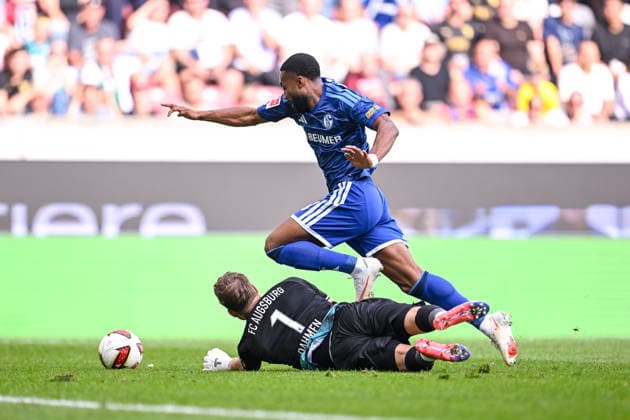 30.08.2026, Fussball, Saison 2026 2027, Bundesliga, FC Augsburg - FC Schalke 04, Torchance Moussa Sylla (FC Schalke 04) gegen Finn Dahmen (FC Augsburg) xRHR-FOTO YYx *** August 30, 2026, Soccer, 2026–2027 Season, Bundesliga, FC Augsburg vs. FC Schalke 04, Scoring chance by Moussa Sylla (FC Schalke 04) against Finn Dahmen (FC Augsburg) xRHR PHOTO YYx Copyright: KROEGER RHR-FOTOx RHR-FOTO YY