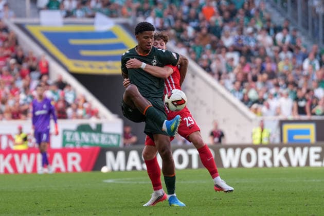 Salim Musah (SV Werder Bremen, 29) im Zweikampf mit Philipp Treu (SC Freiburg, 29) , Deutschland, Fussball, 1. Bundesliga, 1.Spieltag, 2026 2027, SC Freiburg vs. SV Werder Bremen, 30.08.2026, Europa-Park Stadion, Freiburg Freiburg Europa-Park Stadion Baden-Württemberg Deutschland *** Salim Musah (SV Werder Bremen), 29, in a tackle with Philipp Treu (SC Freiburg), 29, Germany, soccer, Bundesliga 1, Matchday 1, 2026–2027, SC Freiburg vs. SV Werder Bremen, August 30, 2026, Europa-Park Stadium, Freiburg, Europa-Park Stadium, Baden-Württemberg, Germany Copyright: xArnexAmbergx