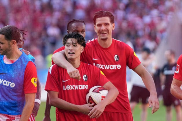 Yuito Suzuki (SC Freiburg, 14) im Arm von Igor Matanovic (SC Freiburg, 31) , Deutschland, Fussball, 1. Bundesliga, 1.Spieltag, 2026 2027, SC Freiburg vs. SV Werder Bremen, 30.08.2026, Europa-Park Stadion, Freiburg Freiburg Europa-Park Stadion Baden-Württemberg Deutschland *** Yuito Suzuki (SC Freiburg, No. 14) in the arms of Igor Matanovic (SC Freiburg, No. 31), Germany, soccer, Bundesliga 1, Matchday 1, 2026–2027, SC Freiburg vs. SV Werder Bremen, August 30, 2026, Europa-Park Stadium, Freiburg, Freiburg, Europa-Park Stadium, Baden-Württemberg, Germany Copyright: xArnexAmbergx