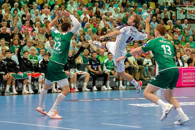 Mathias Rohde Larson (SG BBM Bietigheim, 44) setzt sich gegen Jona Schoch (HSG Wetzlar, 22) und Tomaš Piroch (HSG Wetzlar, 13) durch HSG Wetzlar vs SG BBM Bietigheim, Handball, OPEL-HBL, 01. Spieltag, Saison 2026 2027, 30.08.26 HSG Wetzlar vs SG BBM Bietigheim, Handball, OPEL-HBL, 01. Spieltag, Saison 2026 2027, 30.08.26 Wetzlar Copyright: xEibner-Pressefotox EP_JHR