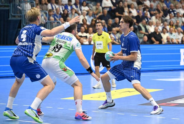 Miro Schluroff (VfL Gummersbach, 15) gegen Elvar Oern Jonsson (SC Magdeburg, 19) GER, VfL Gummersbach vs. SC Magdeburg, 1. Handball, Opel Bundesliga, VfL Gummersbach, 1. Liga, Spielzeit 2026 2027, 1. Spieltag, Schwalbe Arena, Gummersbach, 30.08.2026 GER, VfL Gummersbach vs. SC Magdeburg, 1. Handball, Opel Bundesliga, VfL Gummersbach, 1. Liga, Spielzeit 2026 2027, 1. Spieltag, Schwalbe Arena, Gummersbach, 30.08.2026 Gummersbach Copyright: xEibner-Pressefoto JuergenxAugstx EP_JAT