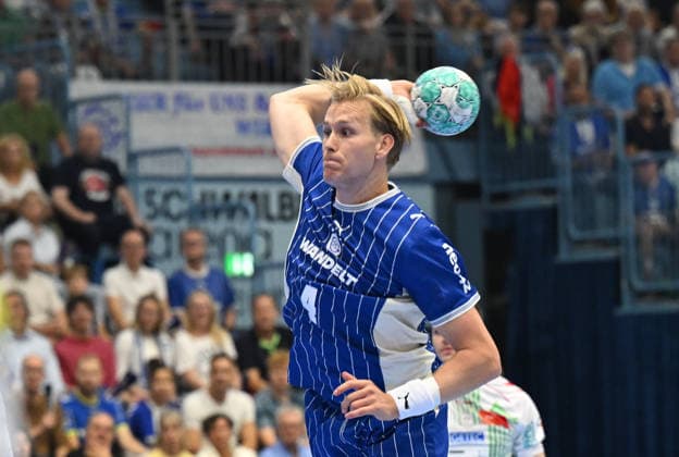 VfL Kapitaen Ellidi Vidarsson (VfL Gummersbach, 4) beim Wurf GER, VfL Gummersbach vs. SC Magdeburg, 1. Handball, Opel Bundesliga, VfL Gummersbach, 1. Liga, Spielzeit 2026 2027, 1. Spieltag, Schwalbe Arena, Gummersbach, 30.08.2026 GER, VfL Gummersbach vs. SC Magdeburg, 1. Handball, Opel Bundesliga, VfL Gummersbach, 1. Liga, Spielzeit 2026 2027, 1. Spieltag, Schwalbe Arena, Gummersbach, 30.08.2026 Gummersbach Copyright: xEibner-Pressefoto JuergenxAugstx EP_JAT