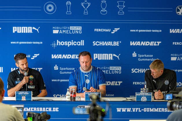 Opel Handball Bundesliga, VfL Gummersbach - SC Magdeburg, 30.08.2026 Bennet Wiegert (Trainer des SC Magdeburg), Dirk Hartmann und Gudjon Valur Sigurdsson (Trainer des VfL Gummersbach) in der Pressekonferenz; Opel Handball Bundesliga, VfL Gummersbach - SC Magdeburg, 30.08.2026 Copyright: xBEAUTIFULxSPORTS Erlhofx