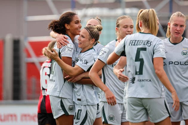 Leverkusen, Deutschland: 30.08.2026 - 1. Frauenbundesliga 2026 2027 - Bayer Leverkusen Frauen vs. VfL Wolfsburg Frauen Im Bild: v.li. Torschützin Cora Zicai (Wolfsburg) macht das Tor zum 2:1 für Wolfsburg und jubelt mit Svenja Huth (Wolfsburg) und ihre Mannschaftskolleginnen *** Leverkusen, Germany August 30, 2026 Women s Bundesliga 2026–2027 Bayer Leverkusen Women vs. VfL Wolfsburg Women Pictured from left: Goal scorer Cora Zicai of Wolfsburg scores the goal to make it 2–1 for Wolfsburg and celebrates with Svenja Huth of Wolfsburg and her teammates Copyright: HMBxMedia MadeleinexFantini