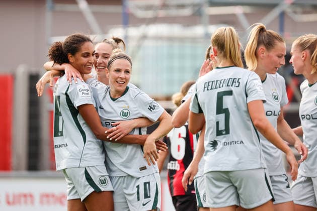 Leverkusen, Deutschland: 30.08.2026 - 1. Frauenbundesliga 2026 2027 - Bayer Leverkusen Frauen vs. VfL Wolfsburg Frauen Im Bild: v.li. Torschützin Cora Zicai (Wolfsburg) macht das Tor zum 2:1 für Wolfsburg und jubelt mit Sophia Kleinherne (Wolfsburg) und Svenja Huth (Wolfsburg) und ihre Mannschaftskolleginnen *** Leverkusen, Germany, August 30, 2026, Women’s Bundesliga 2026–2027, Bayer Leverkusen Women vs. VfL Wolfsburg Women. Pictured from left: Goal scorer Cora Zicai of Wolfsburg scores the goal to make it 2–1 for Wolfsburg and celebrates with Sophia Kleinherne of Wolfsburg and SvenJa Huth (Wolfsburg) and their teammates Copyright: HMBxMedia MadeleinexFantini