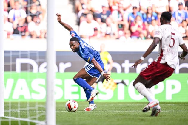 30.08.2026, Fussball, Saison 2026 2027, Bundesliga, FC Augsburg - FC Schalke 04, Torchance Moussa Sylla (FC Schalke 04) und in letzter Sekunde klärt Chrislain Matsima (FC Augsburg) xRHR-FOTO YYx *** August 30, 2026, Soccer, 2026–2027 Season, Bundesliga, FC Augsburg vs. FC Schalke 04, Moussa Sylla (FC Schalke 04) has a scoring chance, and Chrislain Matsima (FC Augsburg) clears the ball at the last second. xRHR PHOTO YYx Copyright: KROEGER RHR-FOTOx RHR-FOTO YY