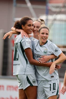 Leverkusen, Deutschland: 30.08.2026 - 1. Frauenbundesliga 2026 2027 - Bayer Leverkusen Frauen vs. VfL Wolfsburg Frauen Im Bild: v.li. Torschützin Cora Zicai (Wolfsburg) macht das Tor zum 2:1 für Wolfsburg und jubelt mit Sophia Kleinherne (Wolfsburg) und Svenja Huth (Wolfsburg) *** Leverkusen, Germany, August 30, 2026 – Women’s Bundesliga 2026–2027: Bayer Leverkusen Women vs. VfL Wolfsburg Women. Pictured, from left: goal scorer Cora Zicai of Wolfsburg scores the goal to make it 2–1 for Wolfsburg and celebrates with Sophia Kleinherne of Wolfsburg and SvenJa Huth (Wolfsburg). Copyright: HMBxMedia MadeleinexFantini