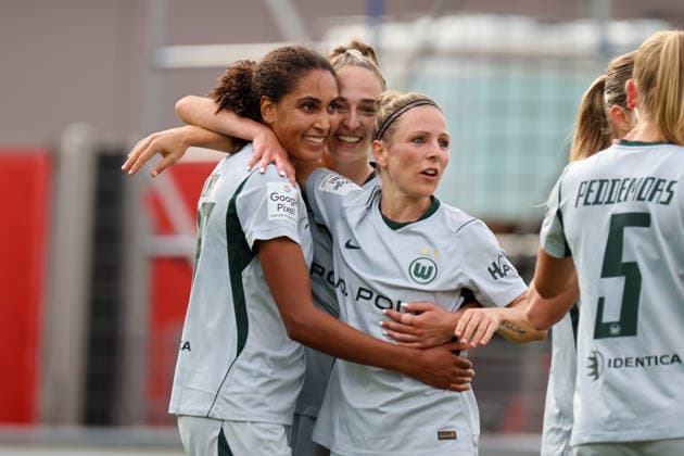 Leverkusen, Deutschland: 30.08.2026 - 1. Frauenbundesliga 2026 2027 - Bayer Leverkusen Frauen vs. VfL Wolfsburg Frauen Im Bild: v.li. Torschützin Cora Zicai (Wolfsburg) macht das Tor zum 2:1 für Wolfsburg und jubelt mit Sophia Kleinherne (Wolfsburg) und Svenja Huth (Wolfsburg) *** Leverkusen, Germany, August 30, 2026 – Women’s Bundesliga 2026–2027: Bayer Leverkusen Women vs. VfL Wolfsburg Women. Pictured, from left: goal scorer Cora Zicai of Wolfsburg scores the goal to make it 2–1 for Wolfsburg and celebrates with Sophia Kleinherne of Wolfsburg and SvenJa Huth (Wolfsburg). Copyright: HMBxMedia MadeleinexFantini