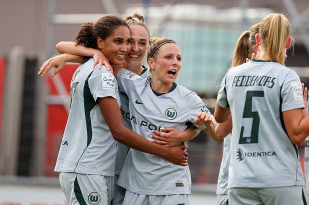 Leverkusen, Deutschland: 30.08.2026 - 1. Frauenbundesliga 2026 2027 - Bayer Leverkusen Frauen vs. VfL Wolfsburg Frauen Im Bild: v.li. Torschützin Cora Zicai (Wolfsburg) macht das Tor zum 2:1 für Wolfsburg und jubelt mit Sophia Kleinherne (Wolfsburg) und Svenja Huth (Wolfsburg) *** Leverkusen, Germany, August 30, 2026 – Women’s Bundesliga 2026–2027: Bayer Leverkusen Women vs. VfL Wolfsburg Women. Pictured, from left: goal scorer Cora Zicai of Wolfsburg scores the goal to make it 2–1 for Wolfsburg and celebrates with Sophia Kleinherne of Wolfsburg and SvenJa Huth (Wolfsburg). Copyright: HMBxMedia MadeleinexFantini