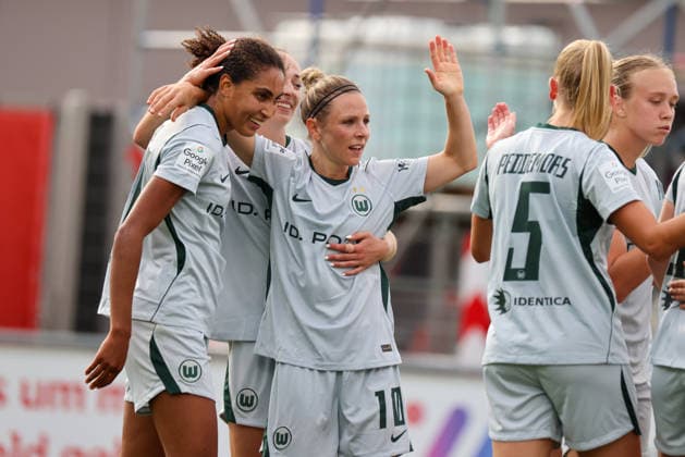 Leverkusen, Deutschland: 30.08.2026 - 1. Frauenbundesliga 2026 2027 - Bayer Leverkusen Frauen vs. VfL Wolfsburg Frauen Im Bild: v.li. Torschützin Cora Zicai (Wolfsburg) macht das Tor zum 2:1 für Wolfsburg und jubelt mit Svenja Huth (Wolfsburg) und ihren Mannschaftskolleginnen *** Leverkusen, Germany August 30, 2026 Women s Bundesliga 2026–2027 Bayer Leverkusen Women vs. VfL Wolfsburg Women Pictured from left: Goal scorer Cora Zicai (Wolfsburg) scores the goal to make it 2–1 for Wolfsburg and celebrates with Svenja Huth (Wolfsburg) and her teammates Copyright: HMBxMedia MadeleinexFantini
