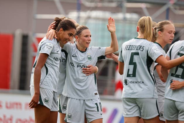 Leverkusen, Deutschland: 30.08.2026 - 1. Frauenbundesliga 2026 2027 - Bayer Leverkusen Frauen vs. VfL Wolfsburg Frauen Im Bild: v.li. Torschützin Cora Zicai (Wolfsburg) macht das Tor zum 2:1 für Wolfsburg und jubelt mit Svenja Huth (Wolfsburg) und ihren Mannschaftskolleginnen *** Leverkusen, Germany August 30, 2026 Women s Bundesliga 2026–2027 Bayer Leverkusen Women vs. VfL Wolfsburg Women Pictured from left: Goal scorer Cora Zicai (Wolfsburg) scores the goal to make it 2–1 for Wolfsburg and celebrates with Svenja Huth (Wolfsburg) and her teammates Copyright: HMBxMedia MadeleinexFantini