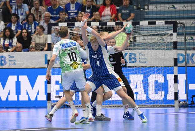 Ellidi Vidarsson (VfL Gummersbach, 4) gegen Gisli Thorgeir Kristjansson (SC Magdeburg, 10) GER, VfL Gummersbach vs. SC Magdeburg, 1. Handball, Opel Bundesliga, VfL Gummersbach, 1. Liga, Spielzeit 2026 2027, 1. Spieltag, Schwalbe Arena, Gummersbach, 30.08.2026 GER, VfL Gummersbach vs. SC Magdeburg, 1. Handball, Opel Bundesliga, VfL Gummersbach, 1. Liga, Spielzeit 2026 2027, 1. Spieltag, Schwalbe Arena, Gummersbach, 30.08.2026 Gummersbach Copyright: xEibner-Pressefoto JuergenxAugstx EP_JAT