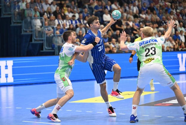 Kay Smits (VfL Gummersbach, 31) gegen Gisli Thorgeir Kristjansson (SC Magdeburg, 10) und Magnus Saugstrup (SC Magdeburg, 23) GER, VfL Gummersbach vs. SC Magdeburg, 1. Handball, Opel Bundesliga, VfL Gummersbach, 1. Liga, Spielzeit 2026 2027, 1. Spieltag, Schwalbe Arena, Gummersbach, 30.08.2026 GER, VfL Gummersbach vs. SC Magdeburg, 1. Handball, Opel Bundesliga, VfL Gummersbach, 1. Liga, Spielzeit 2026 2027, 1. Spieltag, Schwalbe Arena, Gummersbach, 30.08.2026 Gummersbach Copyright: xEibner-Pressefoto JuergenxAugstx EP_JAT