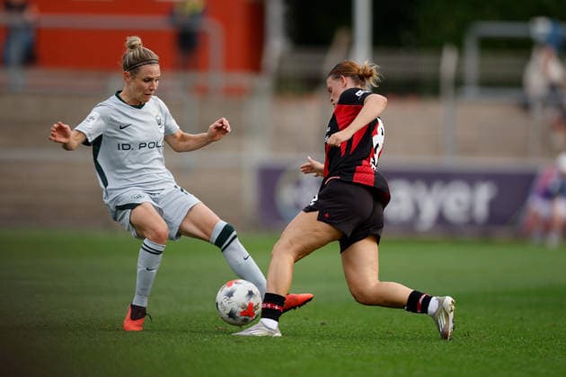 Fußball I Frauen I Bundesliga I Saison 2026-2027 I 2. Spieltag I Bayer 04 Leverkusen - VfL Wolfsburg I 30.08.2026 Svenja Huth (10, VfL Wolfsburg) und Justine Brandau (8, Bayer 04 Leverkusen) im Zweikampf Leverkusen Ulrich-Haberland-Stadion Niedersachsen Deutschland *** Soccer I Women s I Bundesliga I 2026–2027 Season I Matchday 2 I Bayer 04 Leverkusen vs. VfL Wolfsburg I August 30, 2026 Svenja Huth 10, VfL Wolfsburg and Justine Brandau 8, Bayer 04 Leverkusen in a tackle at the Ulrich Haberland Stadium in Leverkusen, Lower Saxony, Germany Copyright: xLobeca CedricxSiefkerx