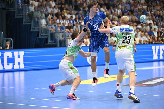 Kay Smits (VfL Gummersbach, 31) gegen Gisli Thorgeir Kristjansson (SC Magdeburg, 10) und Magnus Saugstrup (SC Magdeburg, 23) GER, VfL Gummersbach vs. SC Magdeburg, 1. Handball, Opel Bundesliga, VfL Gummersbach, 1. Liga, Spielzeit 2026 2027, 1. Spieltag, Schwalbe Arena, Gummersbach, 30.08.2026 GER, VfL Gummersbach vs. SC Magdeburg, 1. Handball, Opel Bundesliga, VfL Gummersbach, 1. Liga, Spielzeit 2026 2027, 1. Spieltag, Schwalbe Arena, Gummersbach, 30.08.2026 Gummersbach Copyright: xEibner-Pressefoto JuergenxAugstx EP_JAT