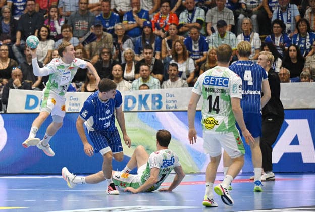 Gisli Thorgeir Kristjansson (SC Magdeburg, 10) gegen Kay Smits (VfL Gummersbach, 31) und Bertram Obling (VfL Gummersbach, 16) GER, VfL Gummersbach vs. SC Magdeburg, 1. Handball, Opel Bundesliga, VfL Gummersbach, 1. Liga, Spielzeit 2026 2027, 1. Spieltag, Schwalbe Arena, Gummersbach, 30.08.2026 GER, VfL Gummersbach vs. SC Magdeburg, 1. Handball, Opel Bundesliga, VfL Gummersbach, 1. Liga, Spielzeit 2026 2027, 1. Spieltag, Schwalbe Arena, Gummersbach, 30.08.2026 Gummersbach Copyright: xEibner-Pressefoto JuergenxAugstx EP_JAT
