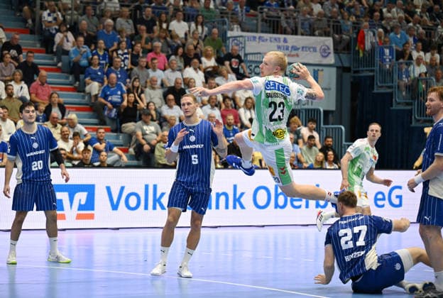 Magnus Saugstrup (SC Magdeburg, 23) gegen Tilen Kodrin (VfL Gummersbach, 5) und Kristjan Horzen (VfL Gummersbach, 27) GER, VfL Gummersbach vs. SC Magdeburg, 1. Handball, Opel Bundesliga, VfL Gummersbach, 1. Liga, Spielzeit 2026 2027, 1. Spieltag, Schwalbe Arena, Gummersbach, 30.08.2026 GER, VfL Gummersbach vs. SC Magdeburg, 1. Handball, Opel Bundesliga, VfL Gummersbach, 1. Liga, Spielzeit 2026 2027, 1. Spieltag, Schwalbe Arena, Gummersbach, 30.08.2026 Gummersbach Copyright: xEibner-Pressefoto JuergenxAugstx EP_JAT