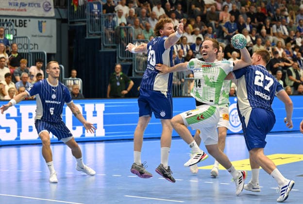 Tom Kiesler (VfL Gummersbach, 30) und Kristjan Horzen (VfL Gummersbach, 27) gegenOmar Ingi Magnusson (SC Magdeburg, 14) GER, VfL Gummersbach vs. SC Magdeburg, 1. Handball, Opel Bundesliga, VfL Gummersbach, 1. Liga, Spielzeit 2026 2027, 1. Spieltag, Schwalbe Arena, Gummersbach, 30.08.2026 GER, VfL Gummersbach vs. SC Magdeburg, 1. Handball, Opel Bundesliga, VfL Gummersbach, 1. Liga, Spielzeit 2026 2027, 1. Spieltag, Schwalbe Arena, Gummersbach, 30.08.2026 Gummersbach Copyright: xEibner-Pressefoto JuergenxAugstx EP_JAT
